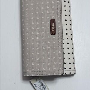 NWT Fossil Tan and Cream Heart Pattern Wallet